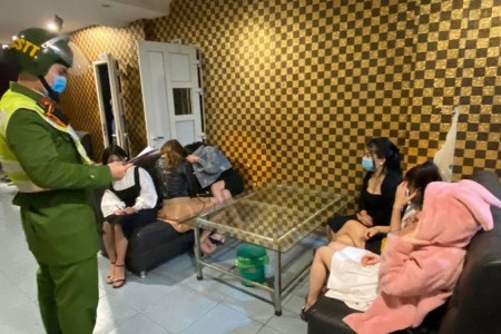 Bắt giữ 6 khách cùng 6 “tay vịn” hát karaoke chui giữa dịch Covid-19 tại Quảng Ninh