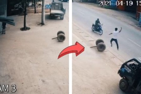 Tài xế “tung cước” chặn đứng lốp xe đang lăn ra đường, nhờ đó cứu sống một mạng người
