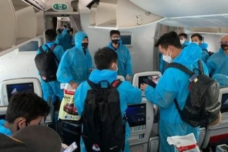 Vừa xuống sân bay, hậu vệ tuyển Việt Nam “buồn thiu” vì điện thoại thất lạc ở UAE đã bị kẻ gian phá khóa
