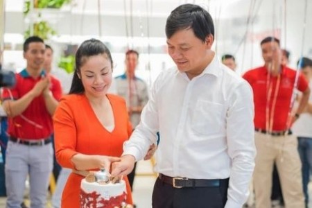 Shark Phú lần đầu công khai 'khoe' vợ trên MXH hậu ồn ào 'thả thính” nữ CEO xinh đẹp