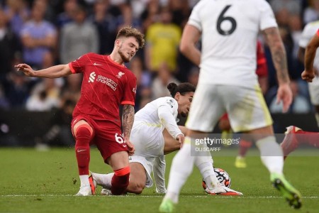 Kinh hoàng cầu thủ Liverpool bị đối phương đốn gãy cổ chân