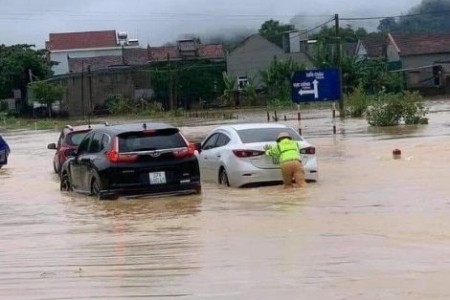 Nghệ An mưa lớn kéo dài, quốc lộ ngập gần nửa mét, nhiều địa phương bị chia cắt, nhà cửa hư hại nặng nề