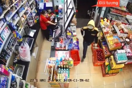 Hà Nội: Một siêu thị Vinmart+ bị cướp, công an truy tìm đối tượng liên quan