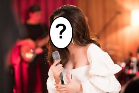 Nữ ca sĩ nổi tiếng sang Mỹ bất ngờ lộ bụng to, dấy lên nghi vấn đang có bầu giữa lúc ở đỉnh cao sự nghiệp