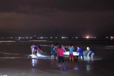 Đà Nẵng: 5 du khách tắm biển đêm bị cuốn trôi, 1 người chết đuối thương tâm