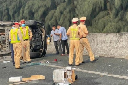Xe chở Phó chủ tịch TP HCM gặp nạn trên cao tốc