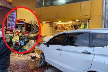 Clip: Ô tô điên lao vào tiệm bánh mì tại Đà Nẵng khiến 3 người bị thương