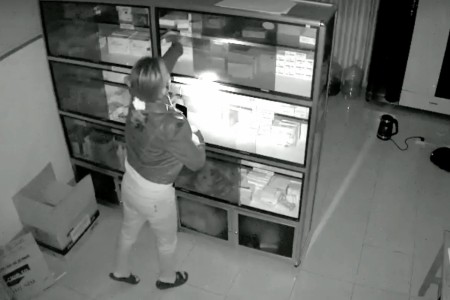 Video: Nữ trạm trưởng lén lấy thuốc trong tủ ở trạm y tế mang đi bán gây phẫn nộ