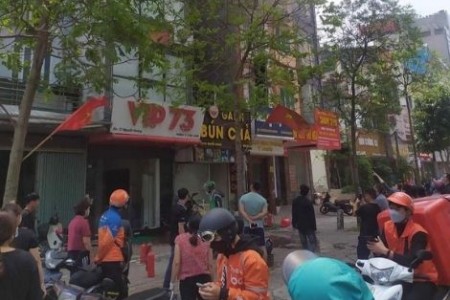 Clip: Cháy lớn quán bún chả ở phố Nguyễn Hoàng, nhiều người chạy thoát thân