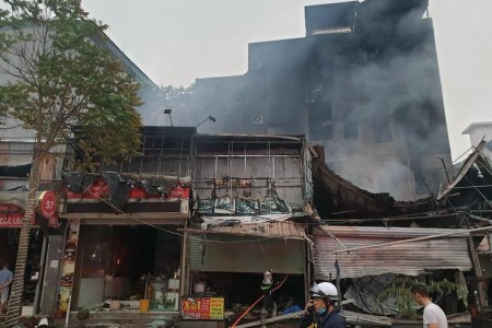 Cháy rụi 7 căn nhà trên phố Nguyễn Hoàng, hàng chục hộ dân bị ảnh hưởng