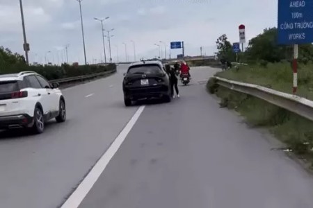 Clip: Người phụ nữ 'đu' trên ô tô đang chạy tốc độ cao trên cầu Thanh Trì, nghi do đánh ghen