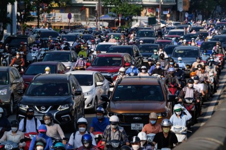 Đường phố Hà Nội lại kẹt cứng sau kỳ nghỉ lễ, người dân len lỏi khắp đường ngang ngõ hẻm để kịp giờ làm