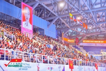 Ảnh: CĐV xếp hàng kín nhà thi đấu tỉnh Quảng Ninh tiếp lửa 2 ĐT bóng chuyền Việt Nam tranh HCV tại SEA Games 31