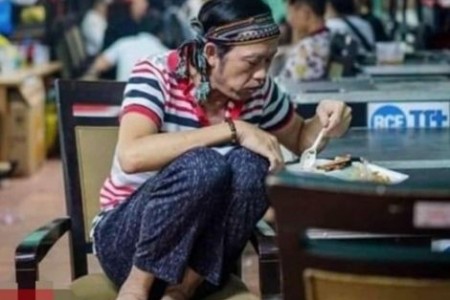 Rộ hình ảnh Hoài Linh ngồi lủi thủi ăn cơm một mình, dân mạng: “Thương chú”