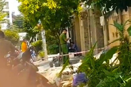 Chủ biệt thự tại Bình Tân bị sát hại trước sân nhà, nghi phạm mặc áo Grab