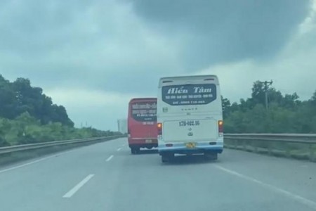 Xôn xao clip hai xe khách đánh võng, “vờn” nhau trên cao tốc Hà Nội- Thái Nguyên