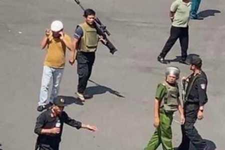 Clip: Người đàn ông cầm súng AK cướp tiệm vàng ở Huế