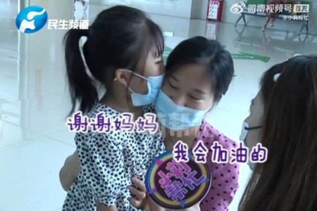 Bé gái Trung Quốc 5 tuổi không có sống mũi và lời an ủi mẹ lấy đi nước mắt của hàng triệu người