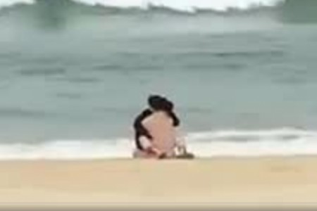 Phẫn nộ clip du khách công khai làm “chuyện ấy” giữa biển ở Đà Nẵng