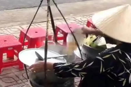 Clip: Người bán bún trước cổng bệnh viện Khánh Hòa đổ thức ăn thừa vào nồi bán tiếp