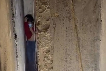 Nín thở theo dõi khoảnh khắc giải cứu bé gái 9 tuổi lọt vào khe tường chỉ rộng 25cm