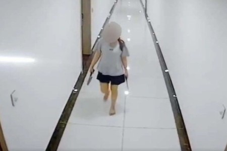 Người phụ nữ cầm dao đe dọa hàng xóm chung cư ở Hà Nội đã được đưa vào viện tâm thần