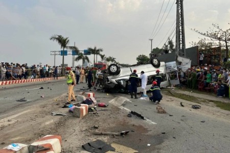 Ô tô khách 16 chỗ tông container khiến 8 người tử vong : Phó Thủ tướng chỉ đạo khẩn
