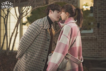 Review phim “Phụ lục tình yêu”: Quy tụ dàn diễn viên cực phẩm, phía sau mối tình chị em lãng mạn là một nước Hàn thật khắc nghiệt