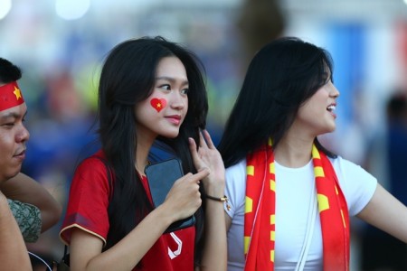 Bồ Văn Hậu, Hoà Minzy gây chú ý khi sang Thái Lan cổ vũ tuyển Việt Nam vẫn chưa hot bằng người đẹp này