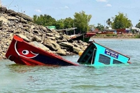 Lật thuyền chở khách đi chùa khiến 12 người rơi xuống sông Đồng Nai, 1 người tử vong