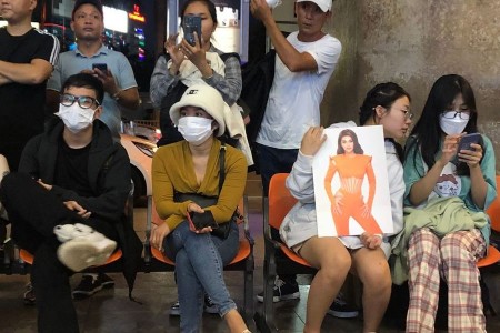 “Dừng chân” tại top 20, Thiên Ân vẫn được fan xếp hàng dài chào đón tại sân bay