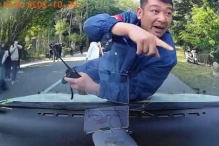 Tạm đình chỉ công tác bảo vệ nhảy lên nắp ca pô để chặn xe du khách tại Yên Tử