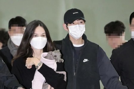 Xuất hiện cùng nhau tại sân bay, nhan sắc vợ Song Joong Ki gây chú ý