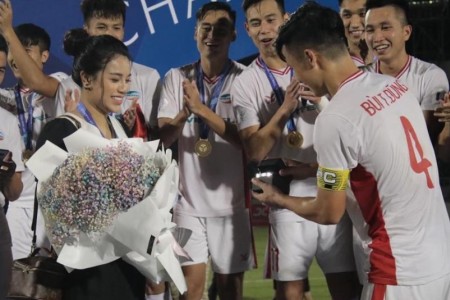 Viettel vô địch V.League 2020, đội trưởng Bùi Tiến Dũng mang nhẫn kim cương cầu hôn Khánh Linh ngay trên bục nhận thưởng