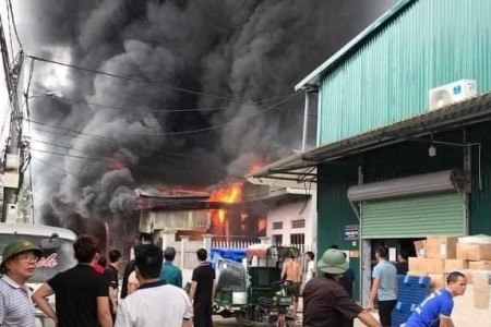 NÓNG: Cháy lớn 3 xưởng khẩu trang ở Bắc Ninh, khói đen bốc cao nghi ngút