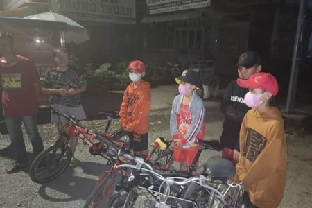 4 học sinh lớp 5 với ý định đạp xe 280km để thăm mẹ