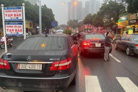 Vụ xế sang Mercedes chặn đầu “chị em song sinh” trùng cả biển số trên đường Hà Nội: Công an vào cuộc xác minh