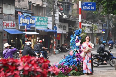 Người dân Thủ đô 'đổ xô' check-in với những cây cột điện 'nở hoa' trên phố cổ