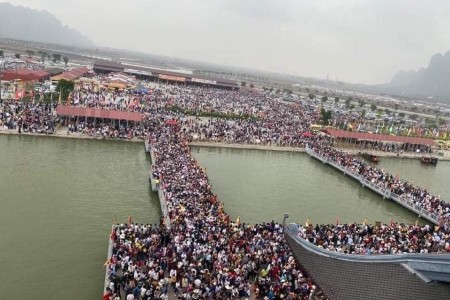 Biển người đi lễ ngày cuối tuần biến chùa 'Tam Chúc' trở thành chùa 'Chen Chúc'