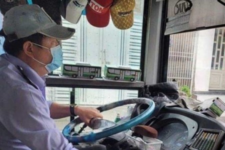 Hình ảnh đẹp 20/10: Tài xế xe bus tự bỏ tiền túi mua hoa tặng hành khách nữ