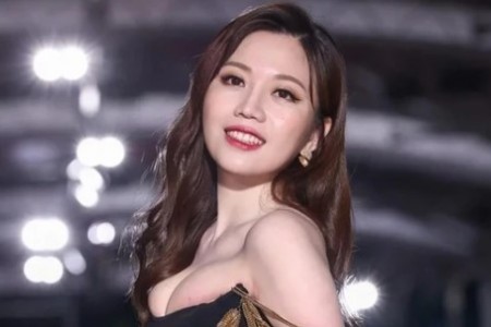 Thái Thượng Hoa gây tranh cãi do diện trang phục 'o ép' vòng 1 sexy
