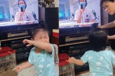 Xúc động khoảnh khắc bé gái bật khóc đòi mẹ trên TV trong những ngày mẹ đi công tác tại tâm dịch Bắc Giang