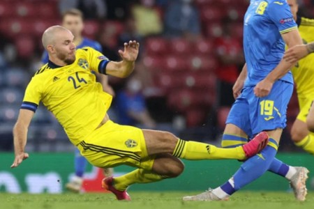 Rùng rợn cẳng chân của cầu thủ Ukraine bị đối thủ Thuỵ Điển đạp gãy thành hình gấp khúc