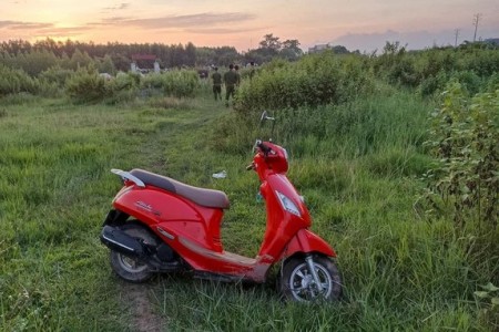 Phát hiện người đàn ông gục chết bên cạnh chiếc xe máy trong bãi cỏ ở Bắc Giang