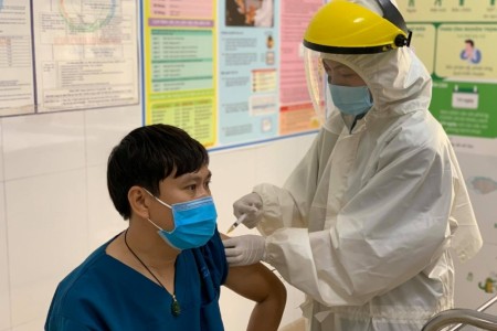 Vụ đóng 1 triệu để tiêm vắc xin siêu tốc ở Hà Nội: Đình chỉ 1 nữ cán bộ