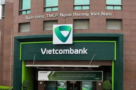 Fanpage Vietcombank lên tiếng giải thích sau khi bà Phương Hằng nhắc đến 'tạm khóa báo có'