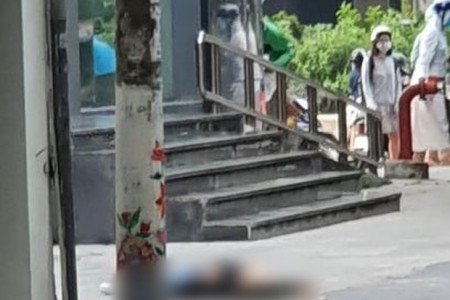 Hà Nội: Phát hiện cô gái tử vong nghi nhảy từ tầng cao tòa nhà xuống đất tự tử