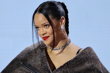 Rihanna bị một người đàn ông lạ mặt tìm đến nhà riêng để... cầu hôn