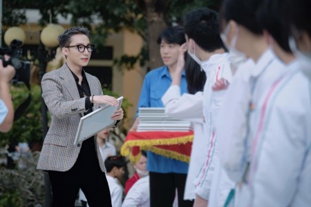 Sơn Tùng MTP trở về trường cấp 3 trao học bổng khiến dân tình điêu đứng