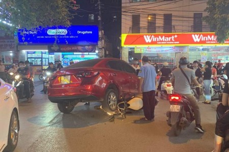 Hà Nội: Ô tô đi đánh ghen phanh gấp khiến 1 xe máy chui gầm